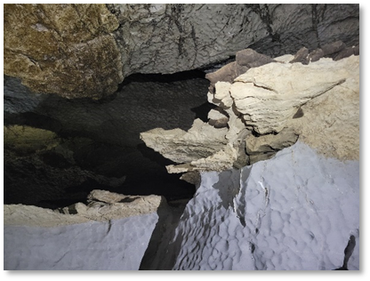 photo of the interioir of Boulder Choke Cave